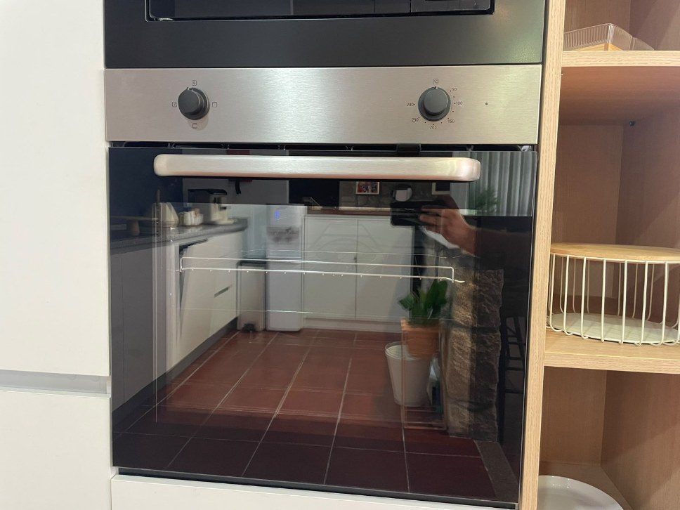 Forno encastrado na cozinha
