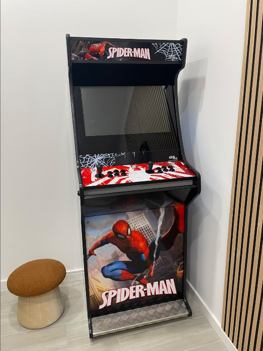Máquina arcade Spider-Man na sala de jogos