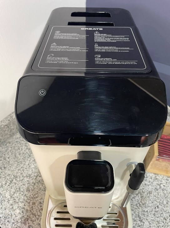 Máquina automática de café CREATE na cozinha