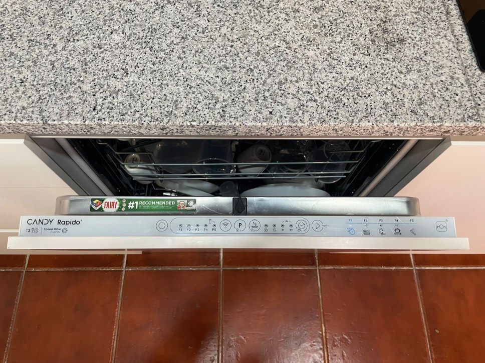 Máquina de lavar loiça Candy Rapido aberta na cozinha