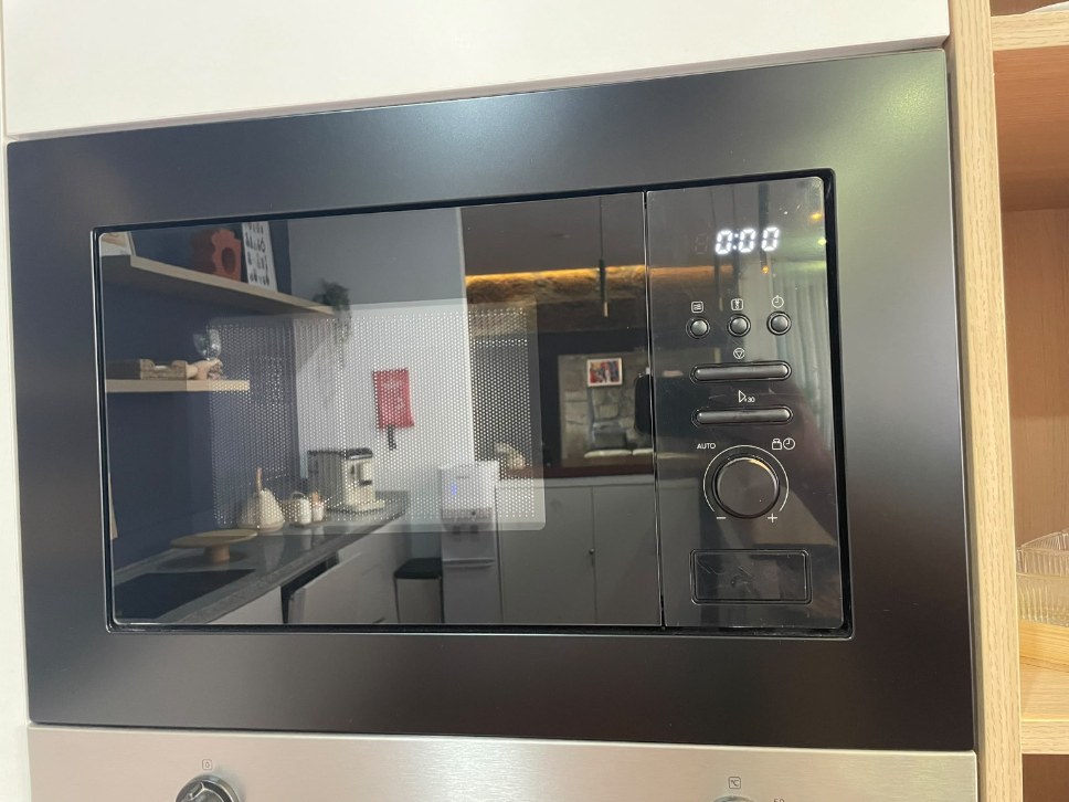 Micro-ondas encastrado na cozinha