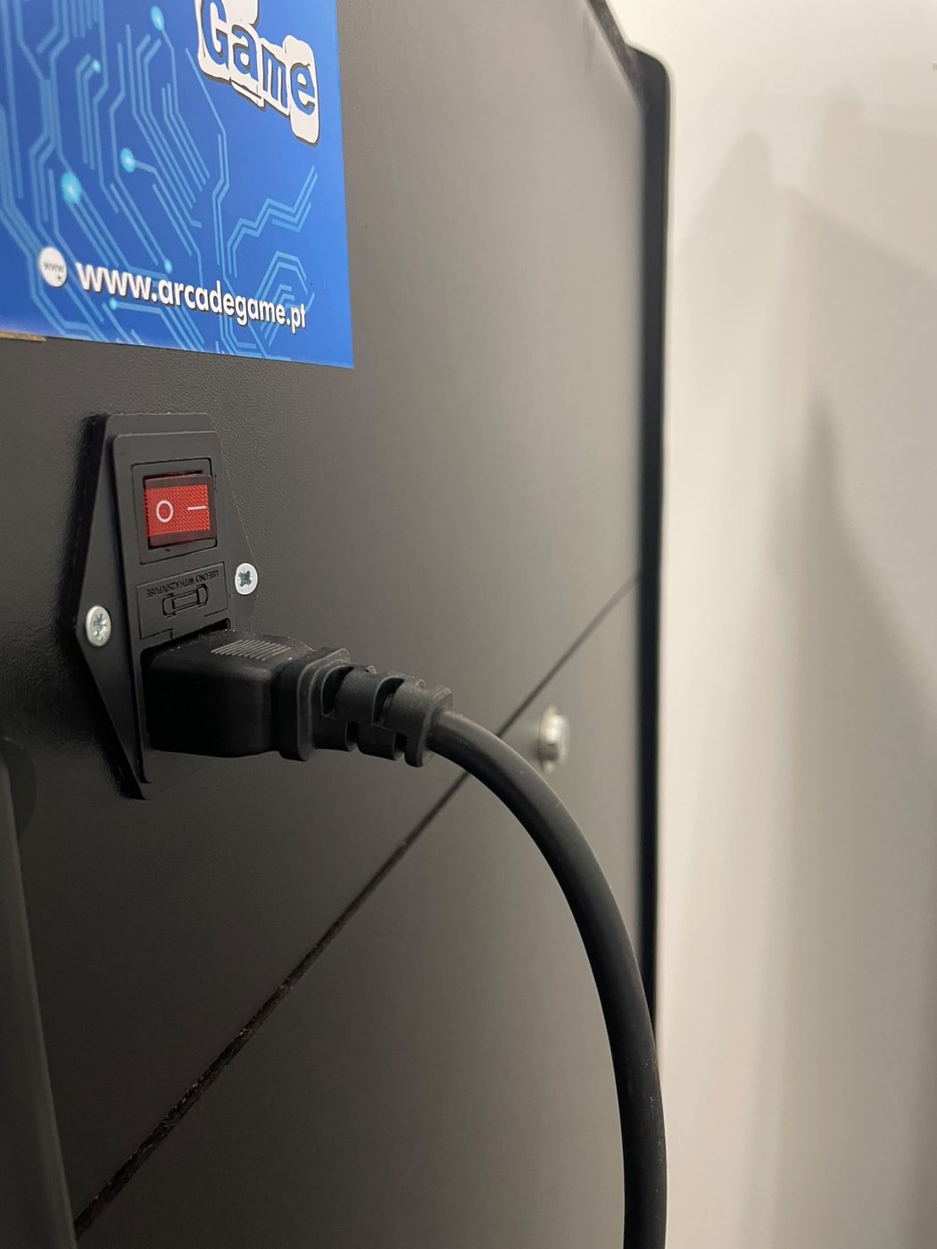 Interruptor de ligar e desligar na traseira da máquina arcade