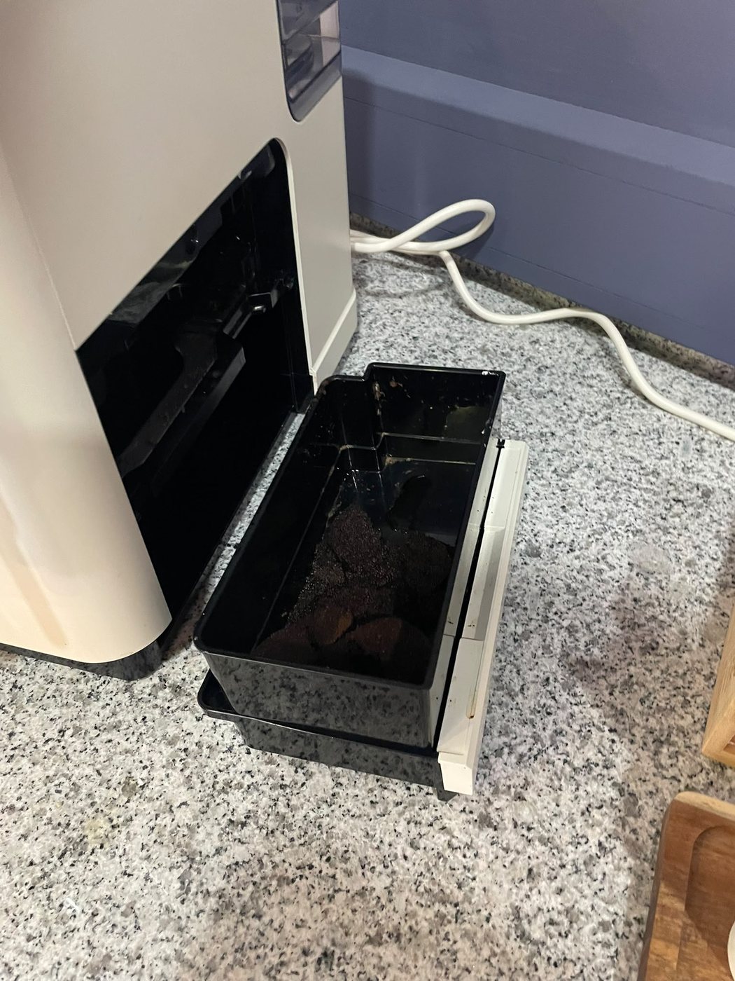 Depósito de borras retirado da máquina de café