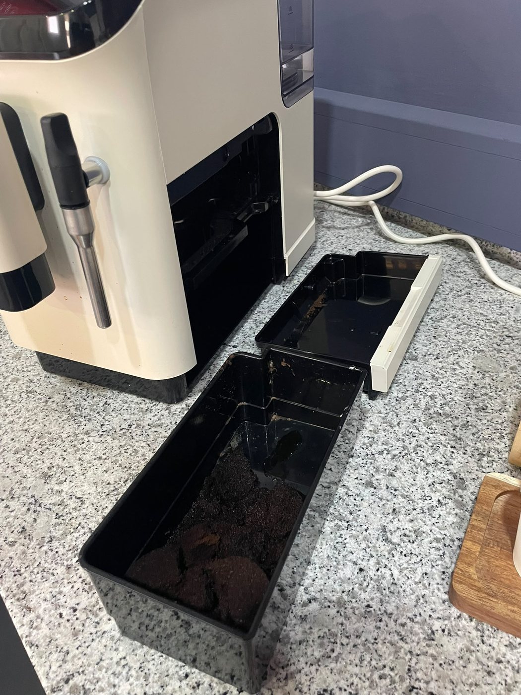 Tabuleiro e depósito de borras retirados da máquina de café