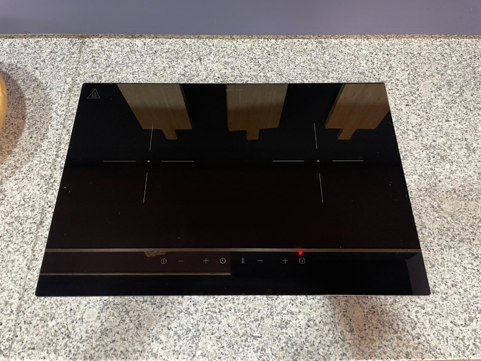 Placa de indução de duas zonas na cozinha