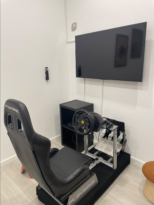 Simulador de condução PlayStation com volante, pedais e banco