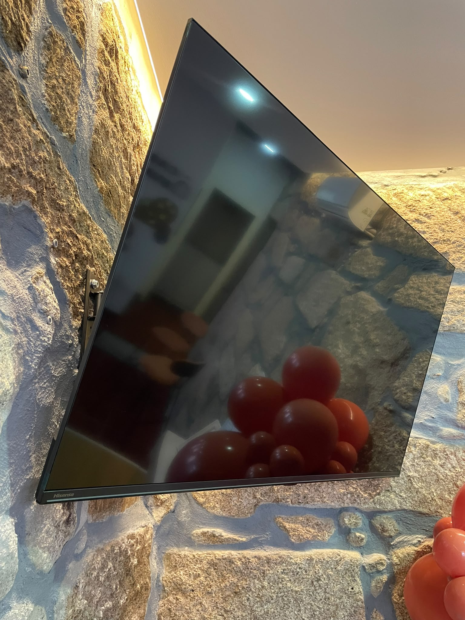 Televisão Hisense instalada no salão principal