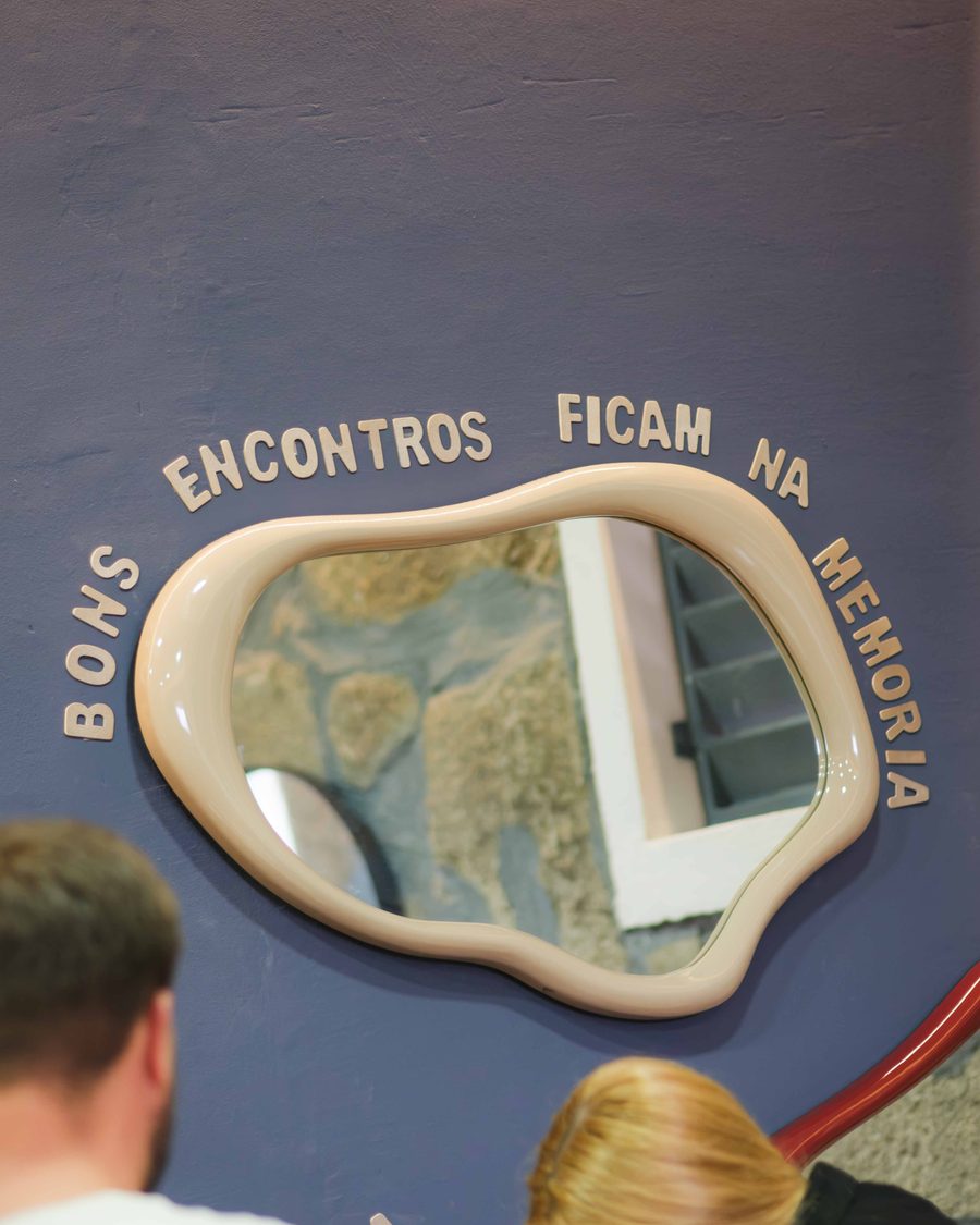Parede da Casa Evarte com a frase «Bons encontros ficam na memória»
