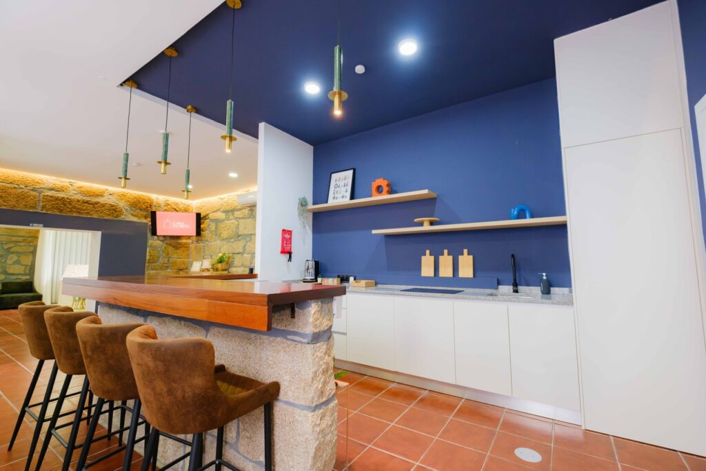 Copa e bar integrados na área de convívio da Casa Evarte