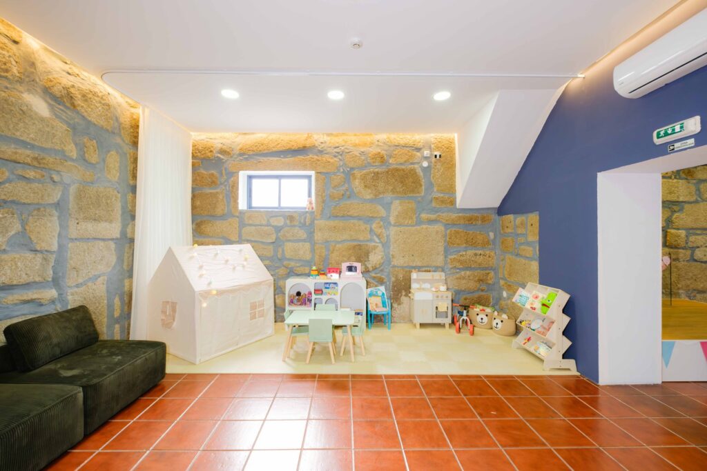Espaço kids da Casa Evarte com jogos e brinquedos