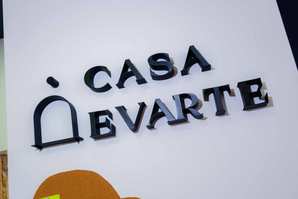 Detalhe da identidade visual da Casa Evarte