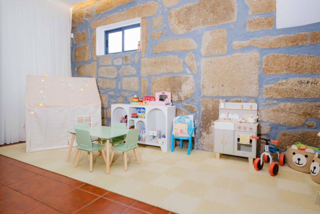 Espaço kids da Casa Evarte com jogos e brinquedos