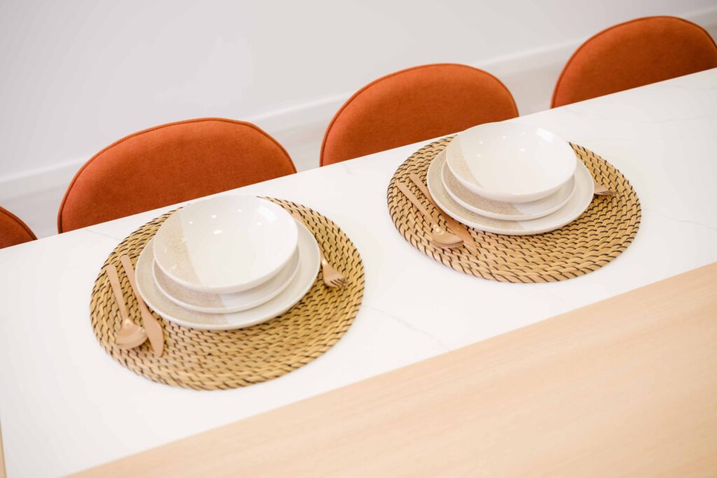 Sala preparada para refeições e eventos na Casa Evarte