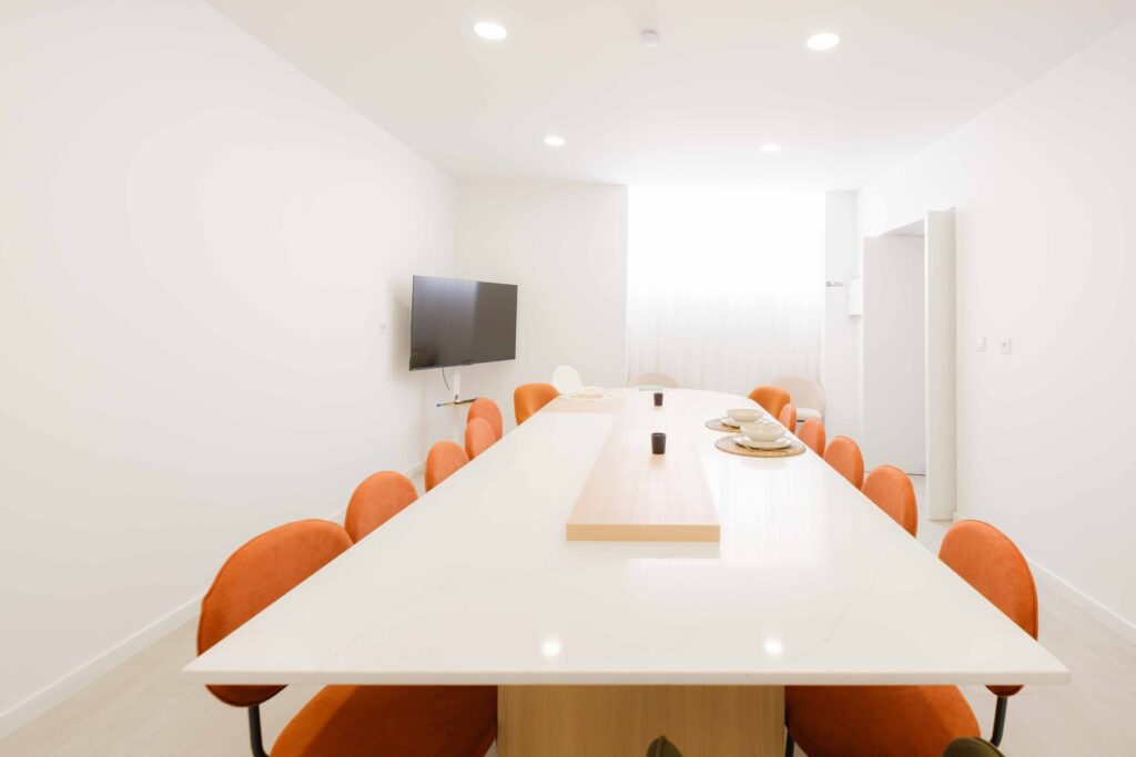Sala multifuncional da Casa Evarte com mesa comprida e cadeiras