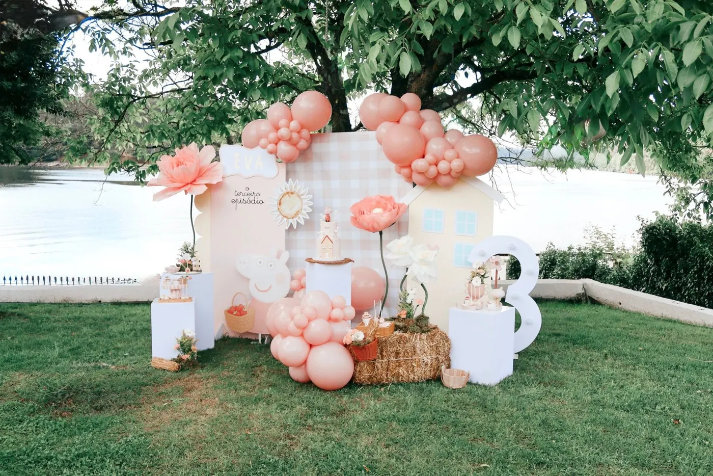 Exemplo de cenário de decoração personalizada para evento