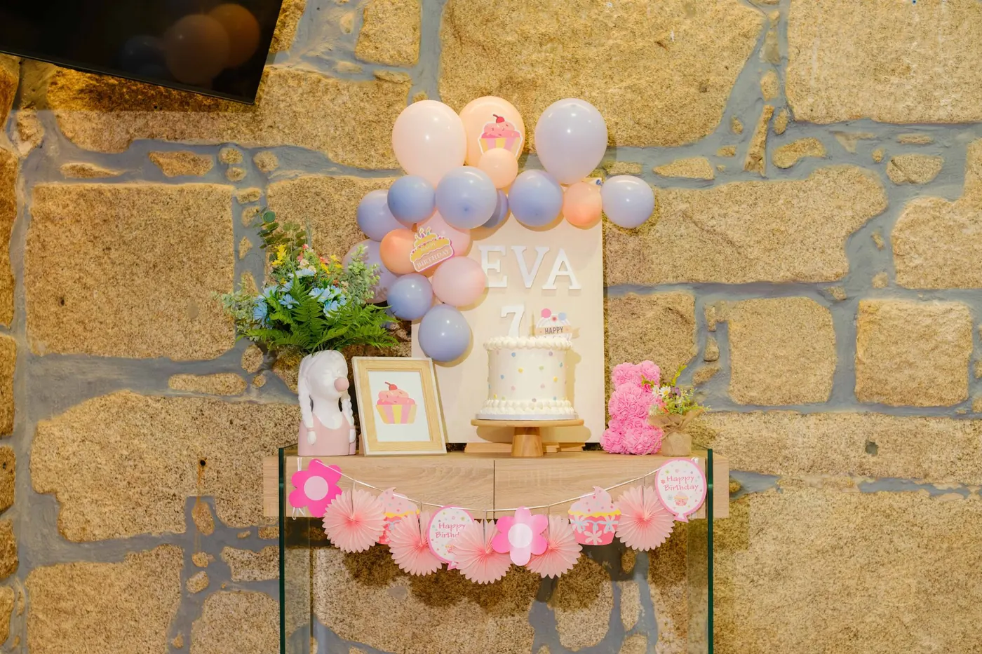 Exemplo de decoração Plus com painel e balões na Casa Evarte